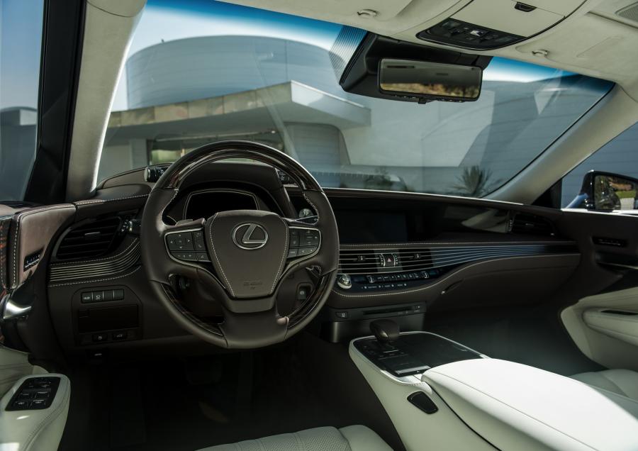 Торпедо Lexus LS500 2017 года  (NA) (фото 16 из 67)